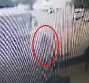 İzmir'de yola fırlayan çocuk seyir halindeki otobüse çarptı!