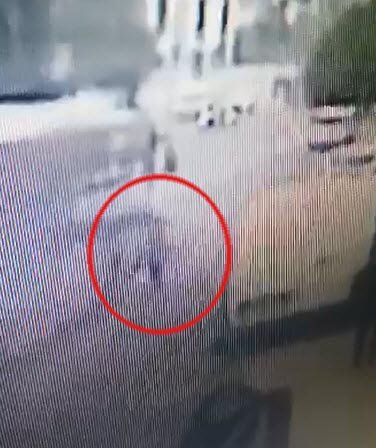 İzmir'de yola fırlayan çocuk seyir halindeki otobüse çarptı!