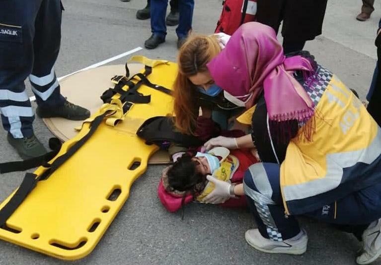 İzmir'de yola fırlayan çocuk seyir halindeki otobüse çarptı!