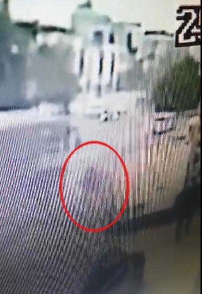 İzmir'de yola fırlayan çocuk seyir halindeki otobüse çarptı!