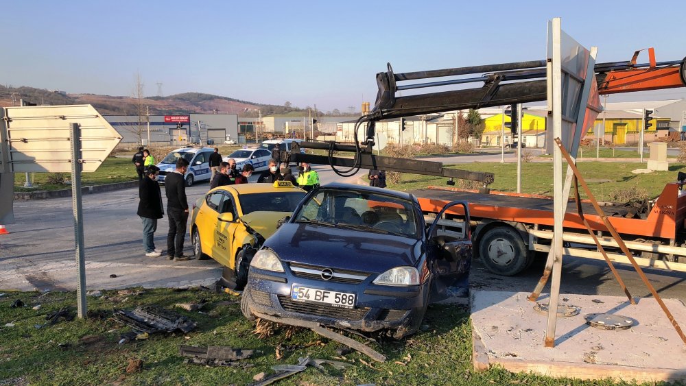 Adapazarı'nda taksi ile otomobil çarpıştı