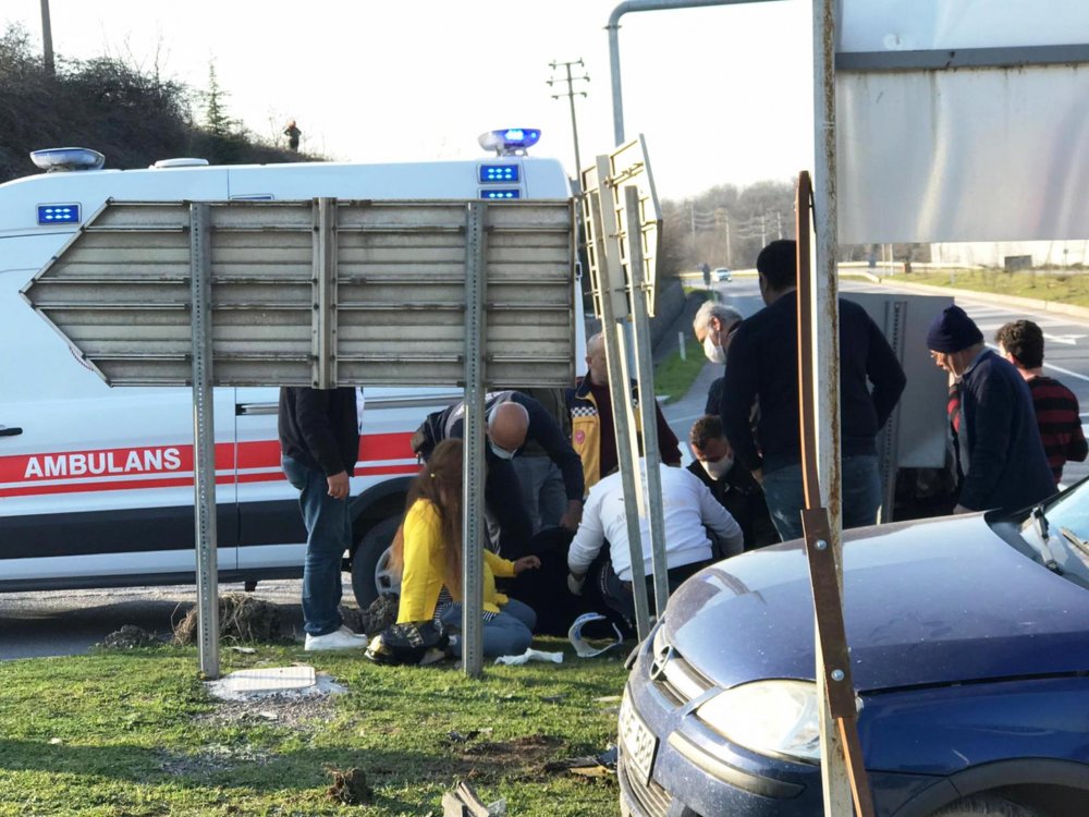 Adapazarı'nda taksi ile otomobil çarpıştı