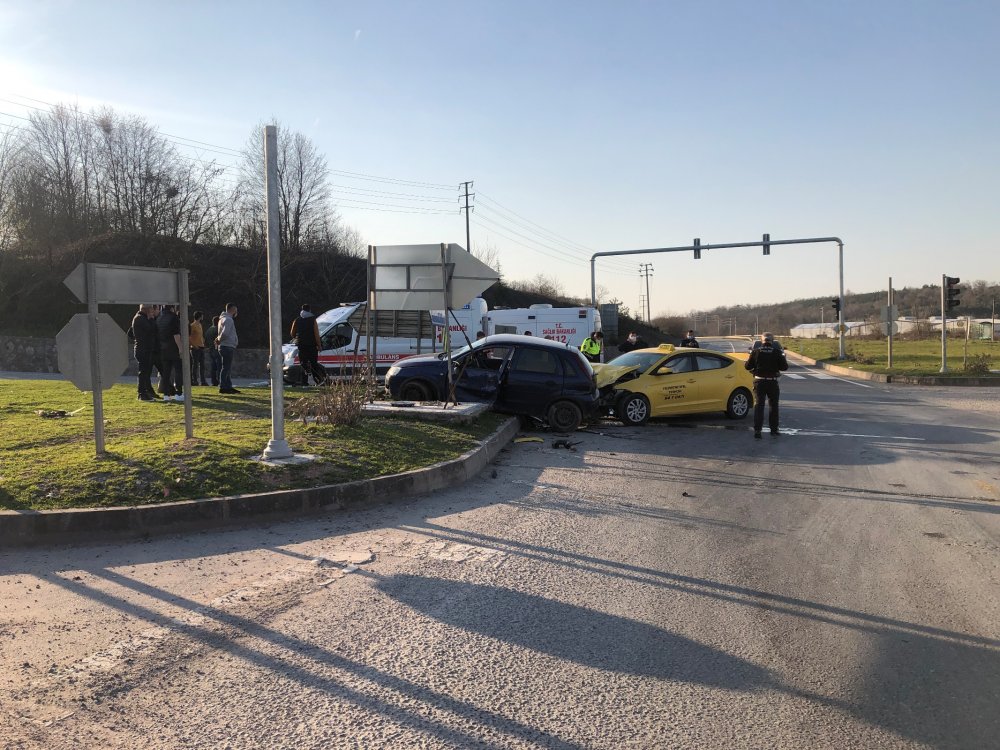 Adapazarı'nda taksi ile otomobil çarpıştı