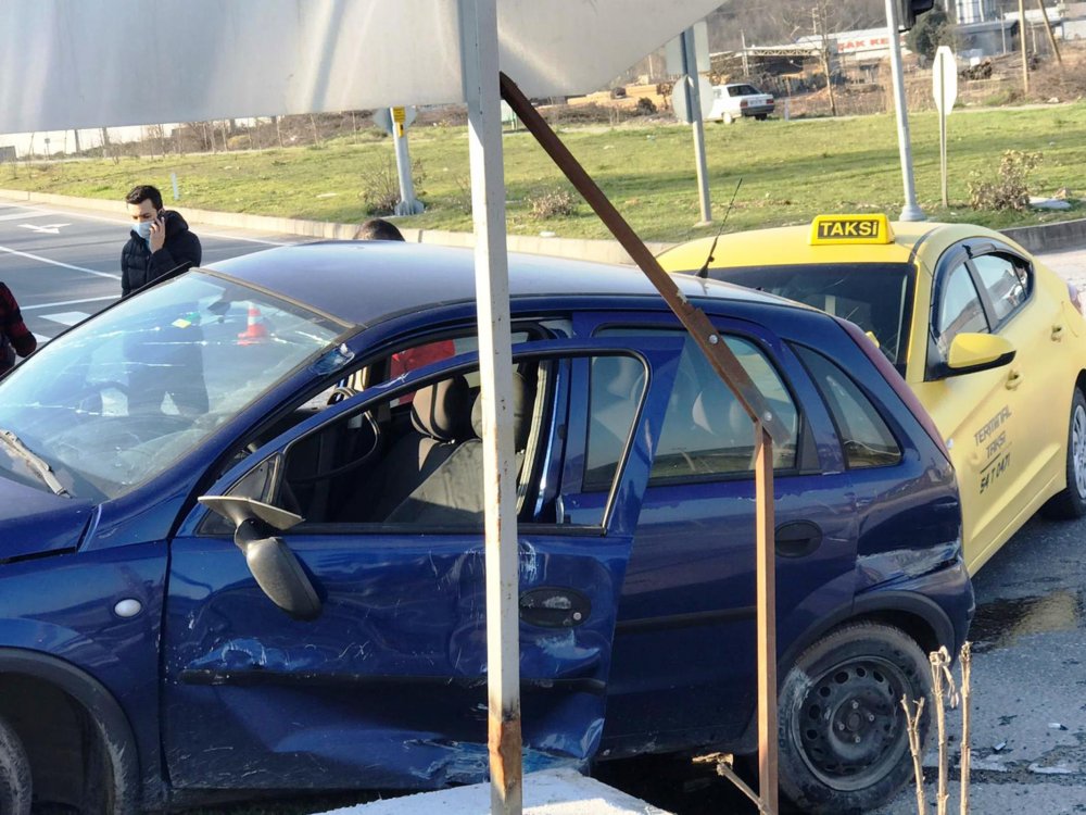 Adapazarı'nda taksi ile otomobil çarpıştı