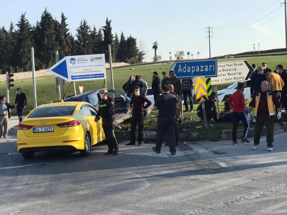 Adapazarı'nda taksi ile otomobil çarpıştı