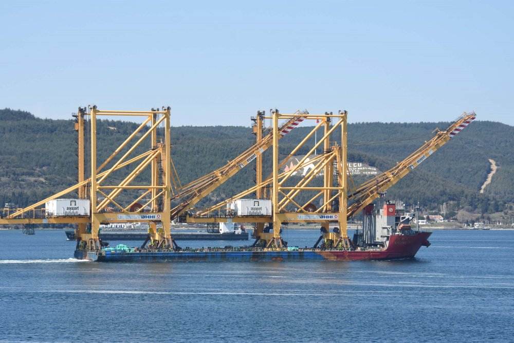Liman vinci taşıyan dev gemi Çanakkale Boğazı’ndan geçti