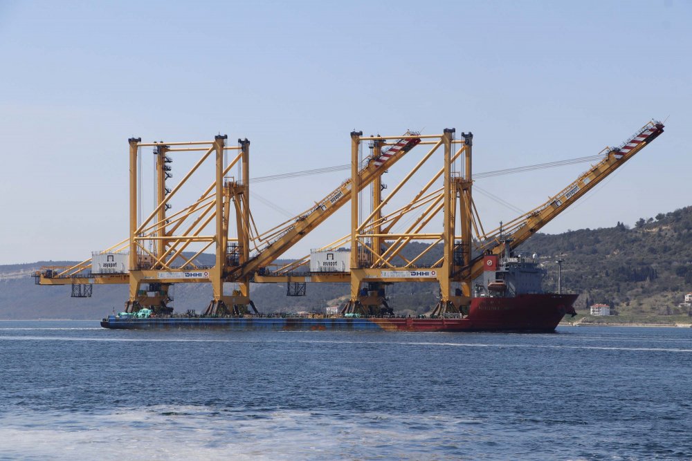 Liman vinci taşıyan dev gemi Çanakkale Boğazı’ndan geçti