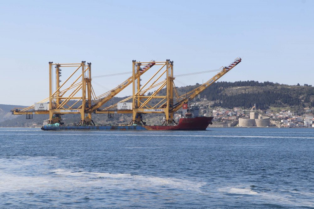Liman vinci taşıyan dev gemi Çanakkale Boğazı’ndan geçti