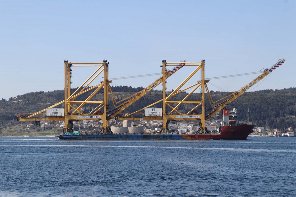 Liman vinci taşıyan dev gemi Çanakkale Boğazı’ndan geçti