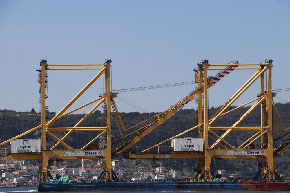 Liman vinci taşıyan dev gemi Çanakkale Boğazı’ndan geçti