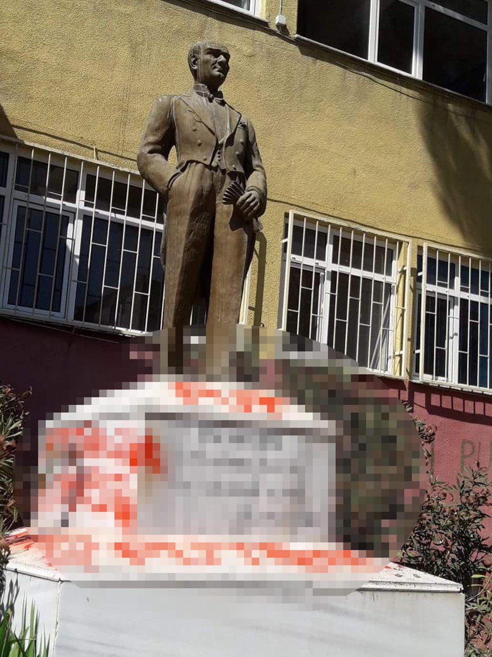 Tekirdağ'da Atatürk heykeline çirkin saldırı