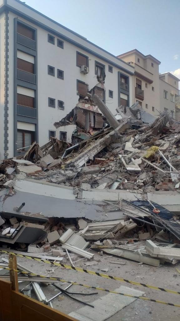 İzmir'de yıkımı yapılan hasarlı bina sağlam binanın üzerine çöktü