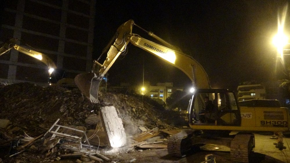 İzmir'de yıkımı yapılan hasarlı bina sağlam binanın üzerine çöktü