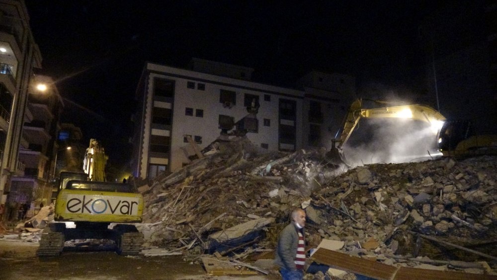 İzmir'de yıkımı yapılan hasarlı bina sağlam binanın üzerine çöktü