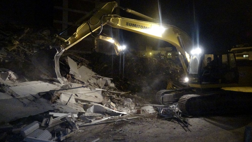 İzmir'de yıkımı yapılan hasarlı bina sağlam binanın üzerine çöktü