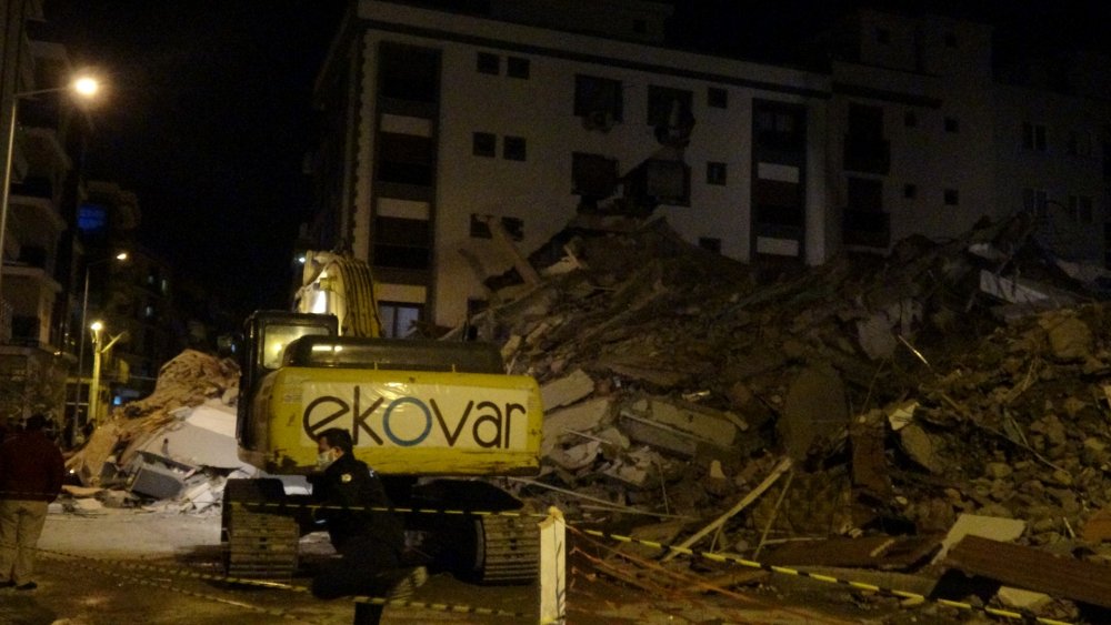 İzmir'de yıkımı yapılan hasarlı bina sağlam binanın üzerine çöktü