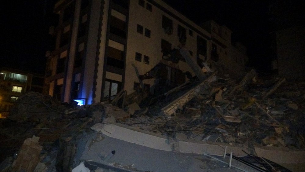 İzmir'de yıkımı yapılan hasarlı bina sağlam binanın üzerine çöktü