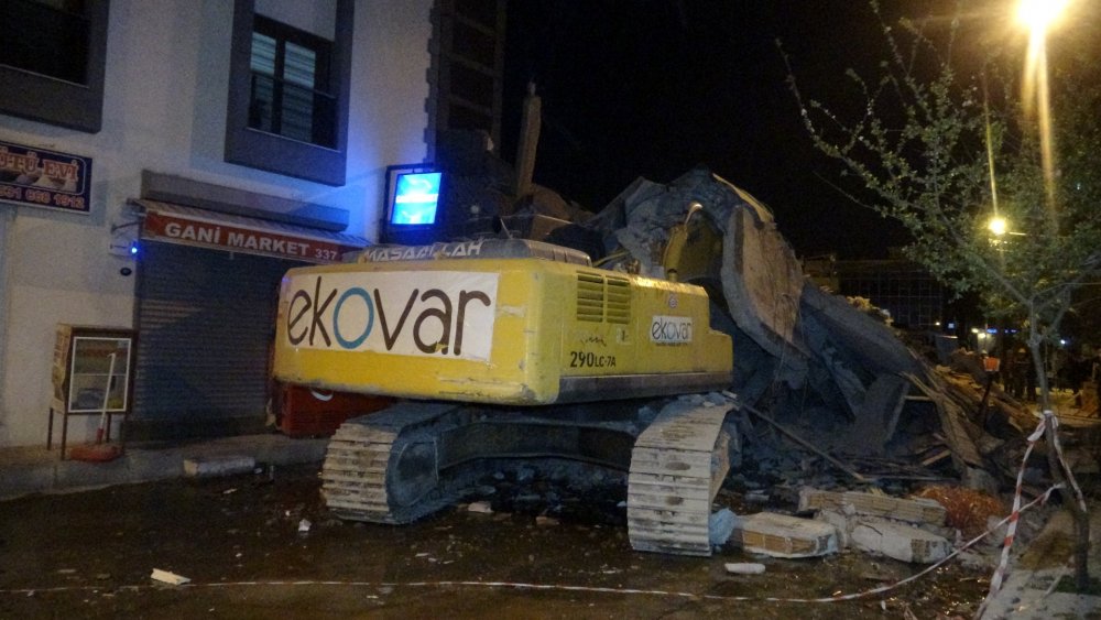 İzmir'de yıkımı yapılan hasarlı bina sağlam binanın üzerine çöktü