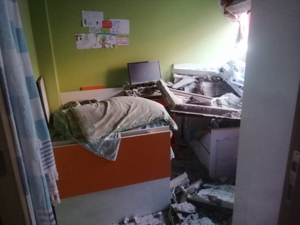İzmir'de yıkımı yapılan hasarlı bina sağlam binanın üzerine çöktü