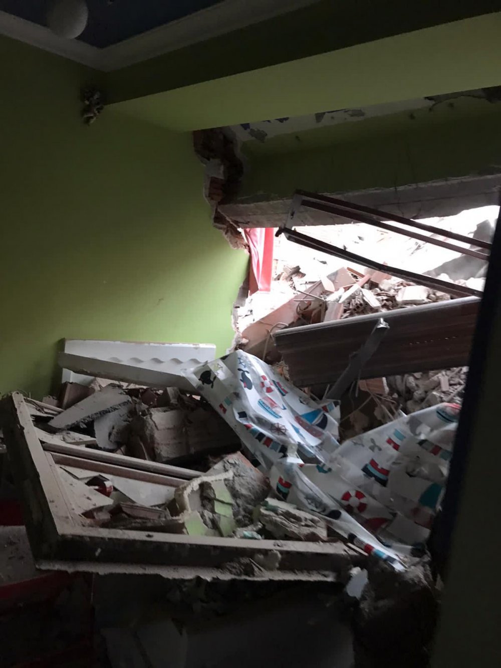 İzmir'de yıkımı yapılan hasarlı bina sağlam binanın üzerine çöktü