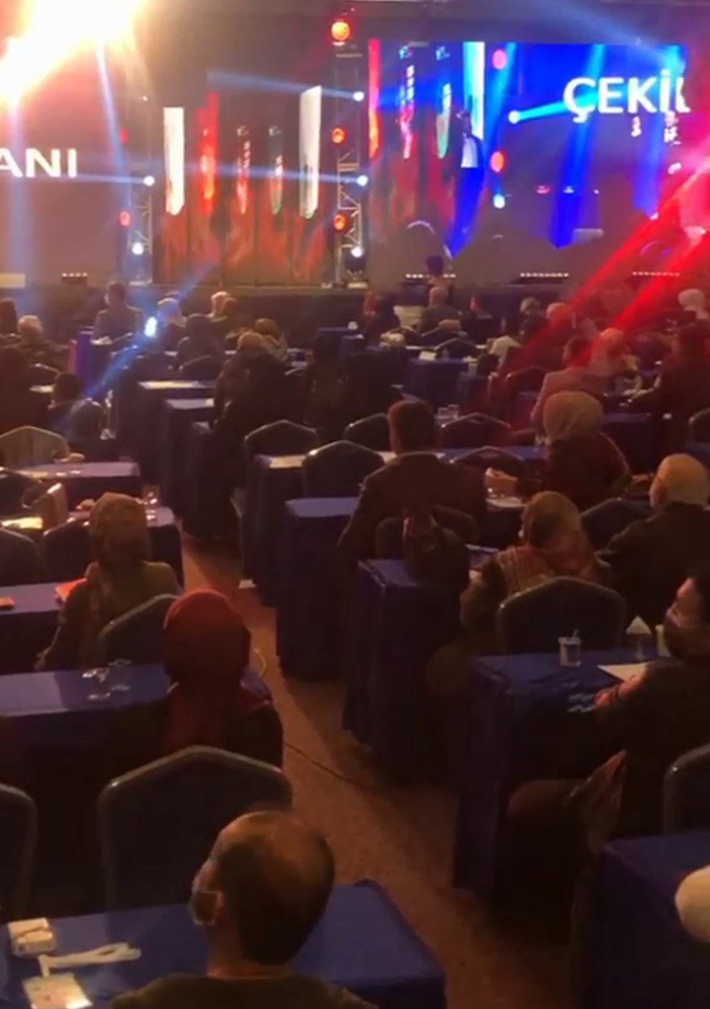 Ne maske ne mesafe: 5 yıldızlı tatil köyünde binlerce kişi etkinliğe katıldı!