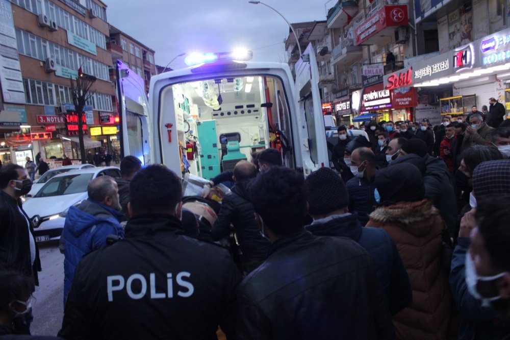 Kocaeli'de mağazanın reyonundan aldığı bıçakla bileklerini kesti