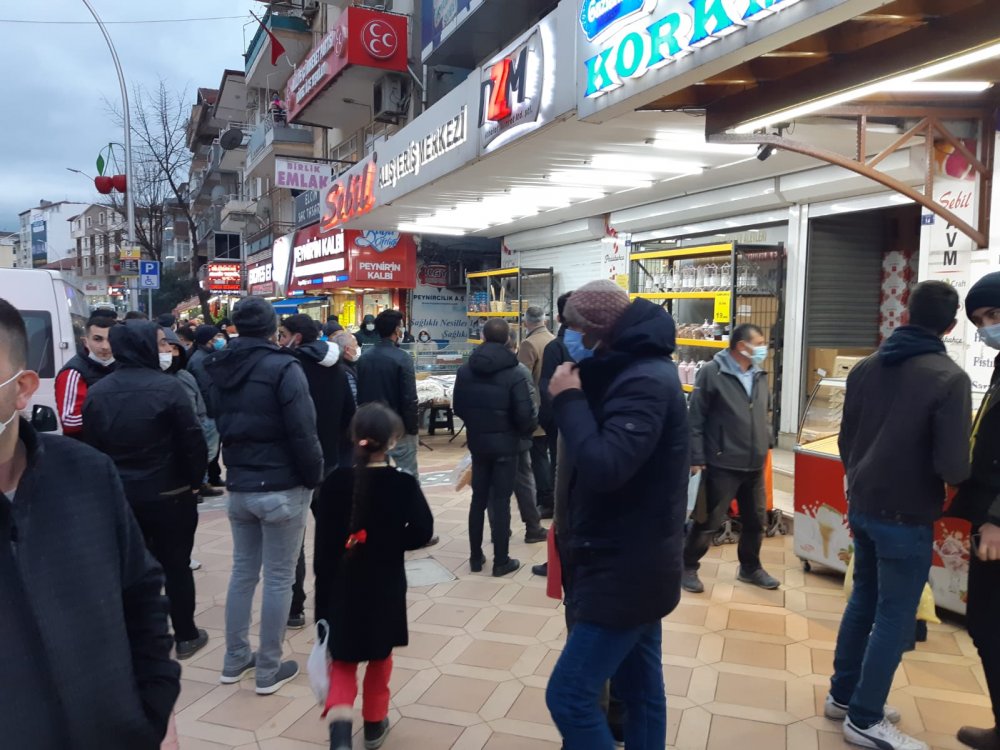 Kocaeli'de mağazanın reyonundan aldığı bıçakla bileklerini kesti