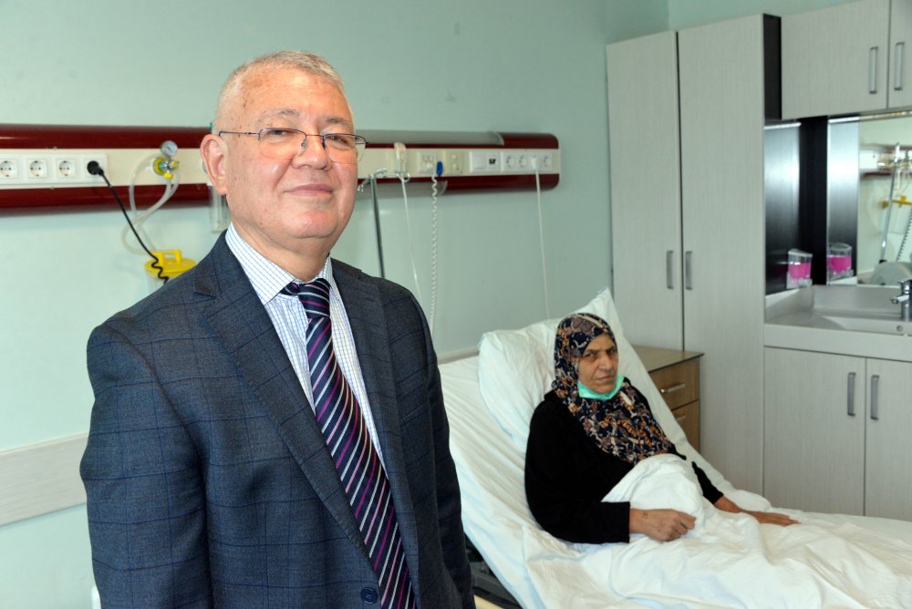 Karnı ağrımaya başlayınca hastaneye gitti; 9 kilo 600 gram ağırlığında tümör çıkartıldı