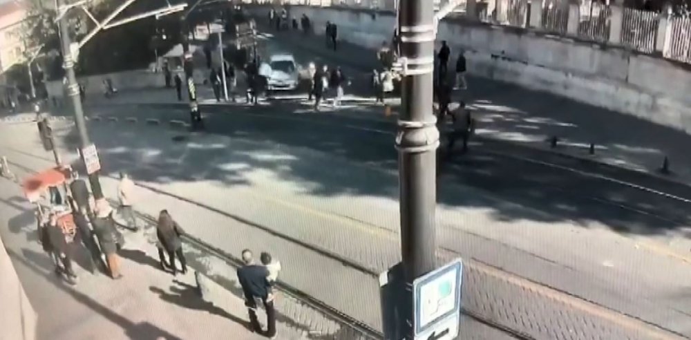 İstanbul'da hareketli anlar...  Kavga ettiği kişilerin üzerine otomobilini sürdü