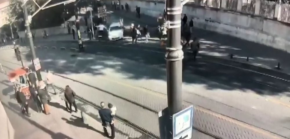 İstanbul'da hareketli anlar...  Kavga ettiği kişilerin üzerine otomobilini sürdü