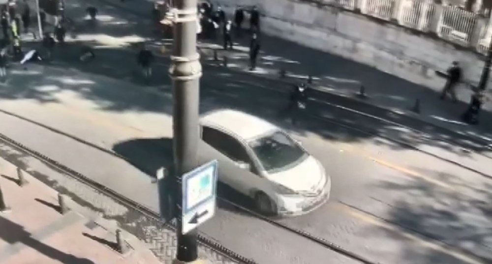 İstanbul'da hareketli anlar...  Kavga ettiği kişilerin üzerine otomobilini sürdü