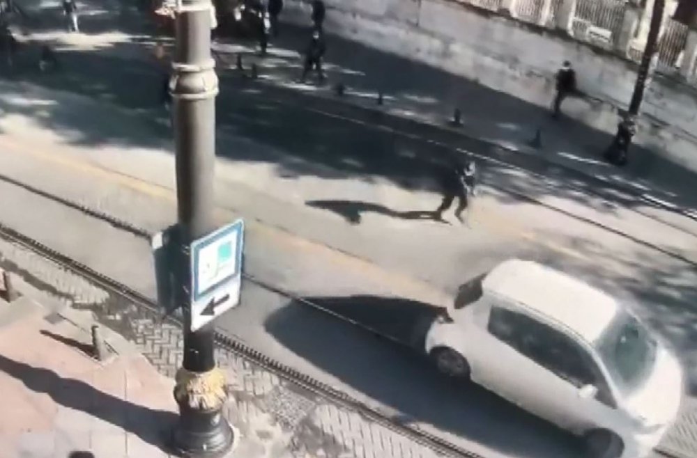 İstanbul'da hareketli anlar...  Kavga ettiği kişilerin üzerine otomobilini sürdü