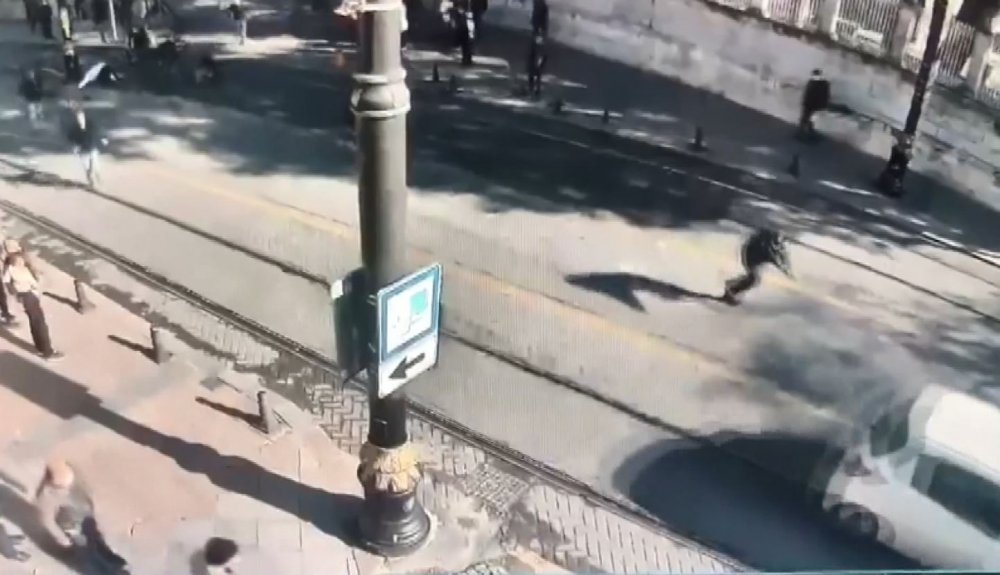 İstanbul'da hareketli anlar...  Kavga ettiği kişilerin üzerine otomobilini sürdü