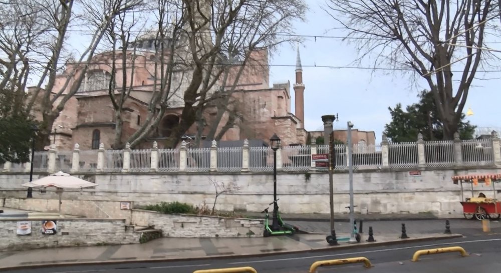 İstanbul'da hareketli anlar...  Kavga ettiği kişilerin üzerine otomobilini sürdü