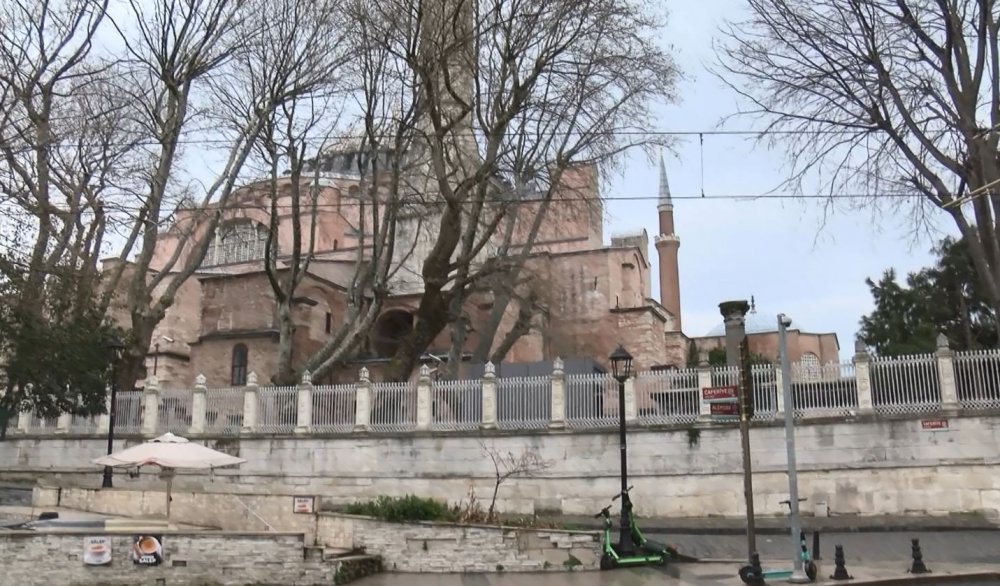 İstanbul'da hareketli anlar...  Kavga ettiği kişilerin üzerine otomobilini sürdü