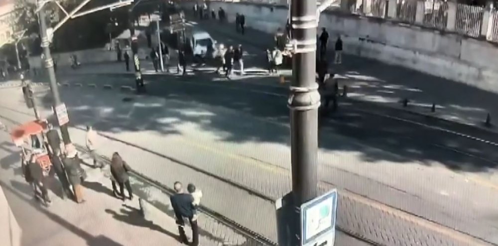 İstanbul'da hareketli anlar...  Kavga ettiği kişilerin üzerine otomobilini sürdü