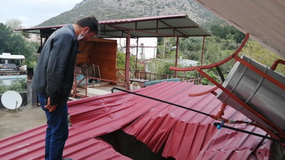 Adana'da şiddetli rüzgarın etkisiyle hortum oluştu