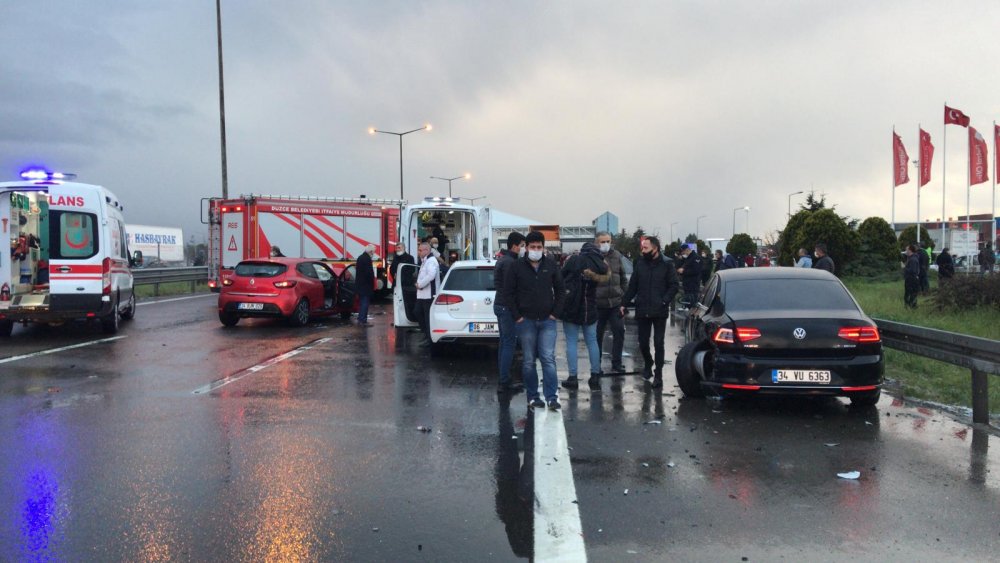 Düzce'de TEM yolunda feci kaza; 12 araç çarpıştı