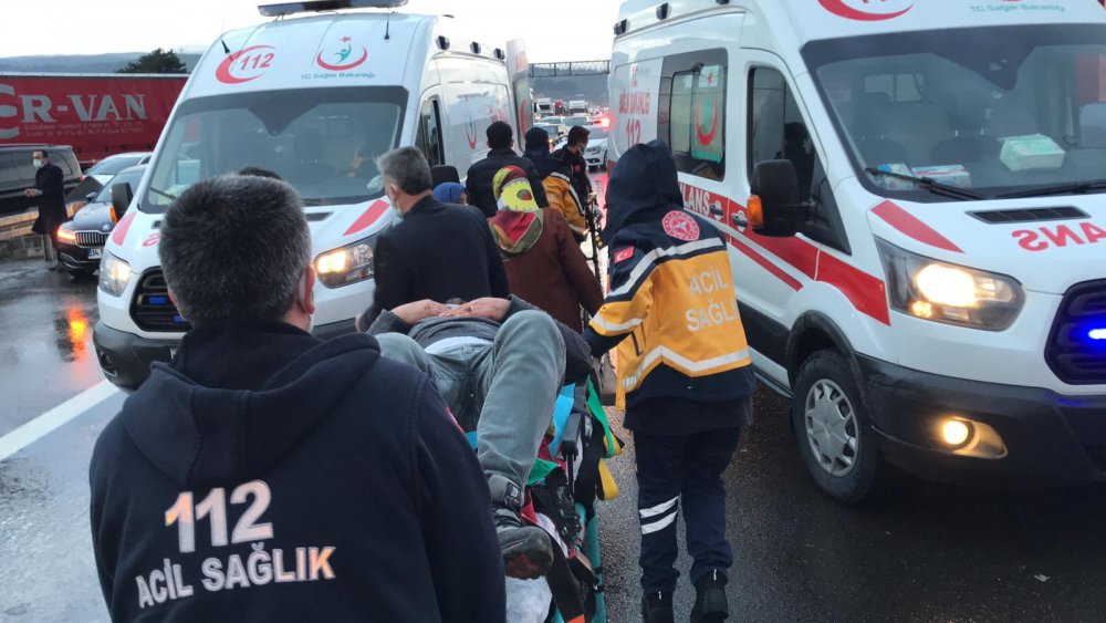 Düzce'de TEM yolunda feci kaza; 12 araç çarpıştı