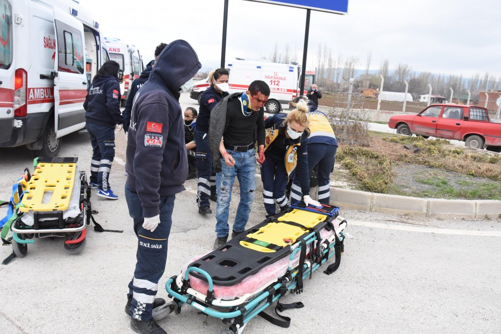 Eskişehir'de korkunç kaza! Kamyonetler kafa kafaya çarpıştı
