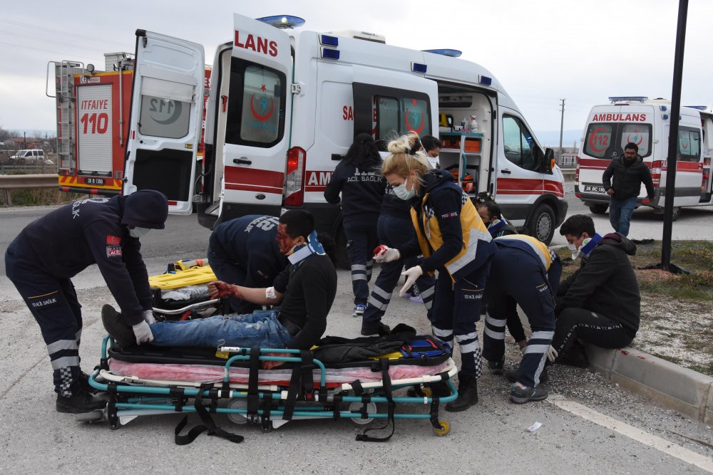 Eskişehir'de korkunç kaza! Kamyonetler kafa kafaya çarpıştı