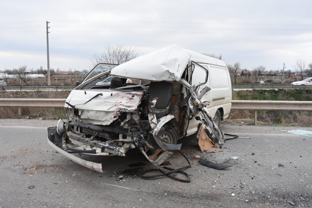 Eskişehir'de korkunç kaza! Kamyonetler kafa kafaya çarpıştı