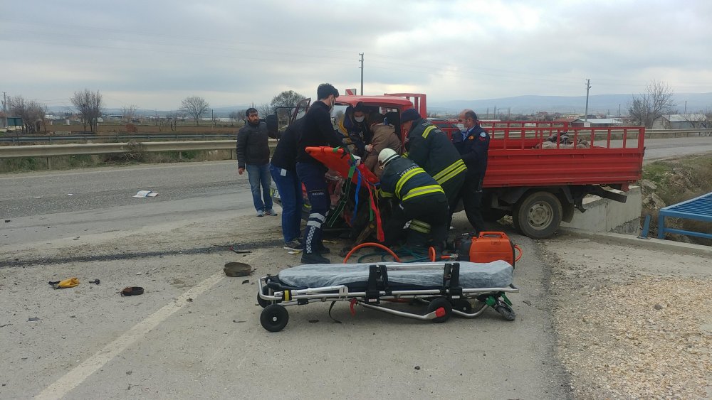 Eskişehir'de korkunç kaza! Kamyonetler kafa kafaya çarpıştı