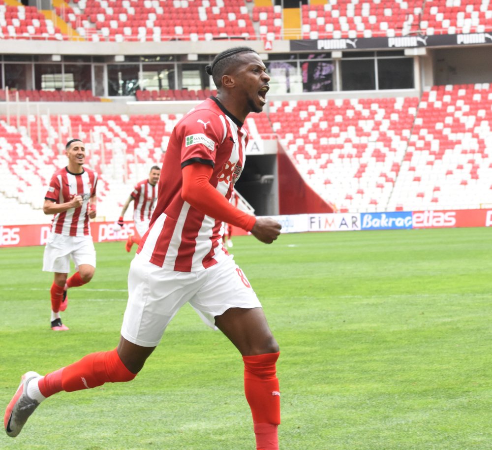 Sivasspor, Konyaspor karşısında 3 puanı 3 golle aldı