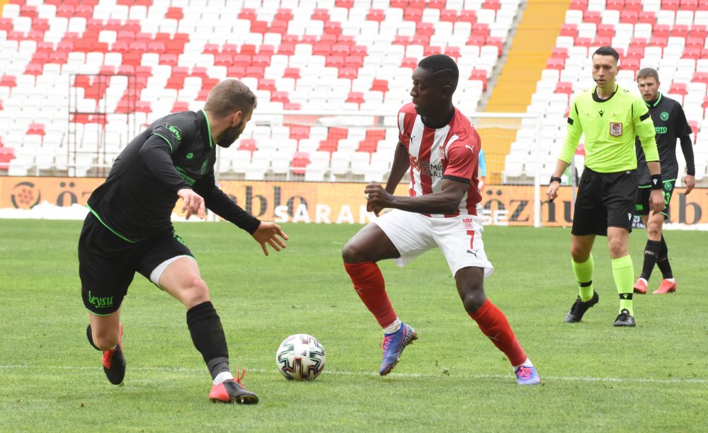 Sivasspor, Konyaspor karşısında 3 puanı 3 golle aldı
