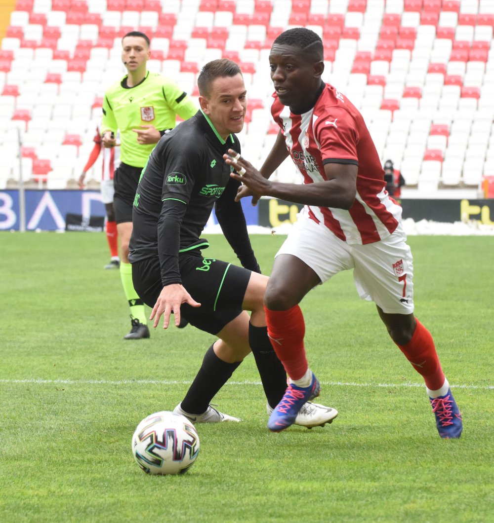 Sivasspor, Konyaspor karşısında 3 puanı 3 golle aldı