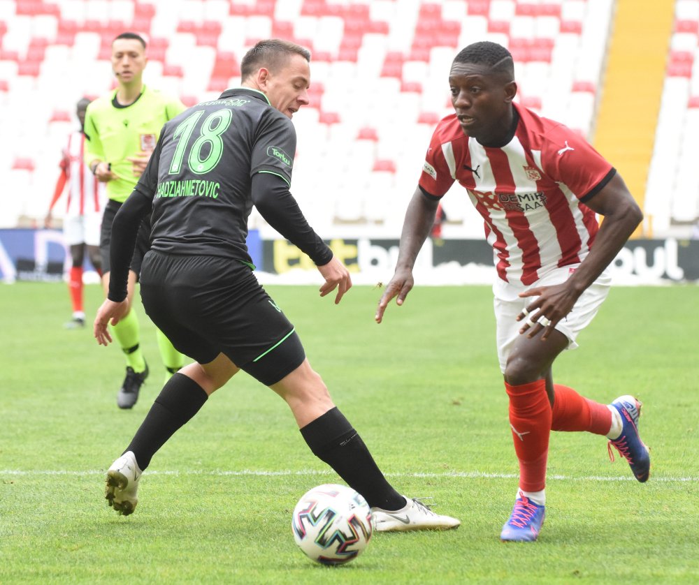 Sivasspor, Konyaspor karşısında 3 puanı 3 golle aldı