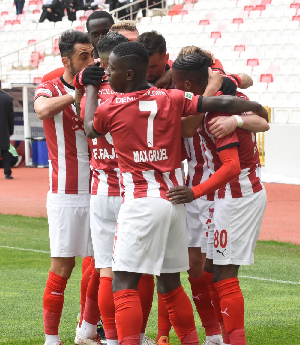 Sivasspor, Konyaspor karşısında 3 puanı 3 golle aldı