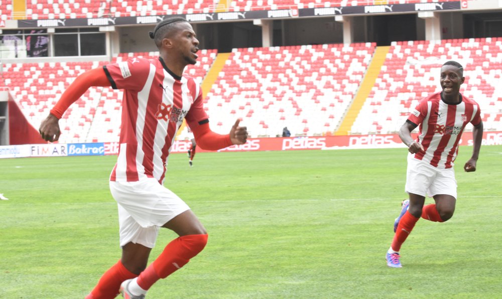 Sivasspor, Konyaspor karşısında 3 puanı 3 golle aldı