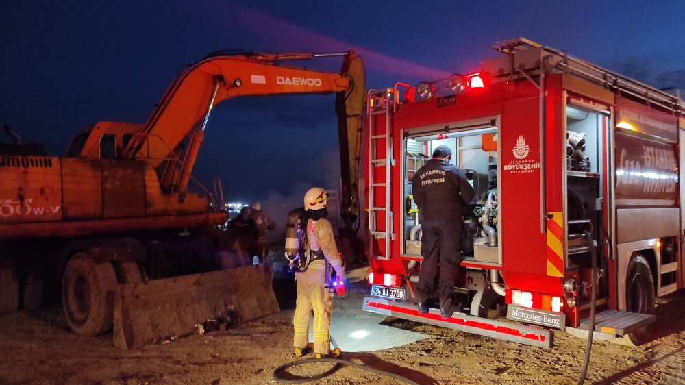 Zeytinburnu'nda karaya oturan STREAMLINE isimli gemide çalışma sırasında yangın çıktı